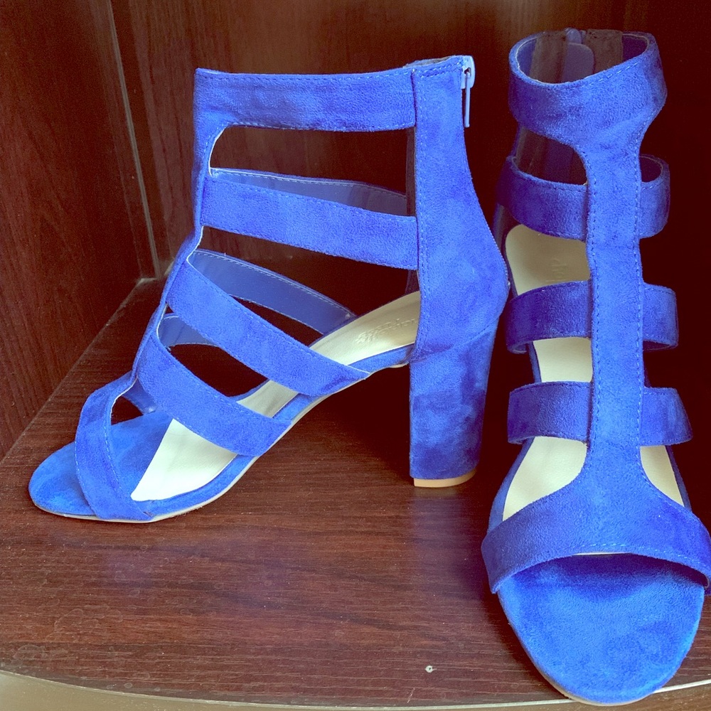 Women’s cobalt blue open toe sandals. Size 8W